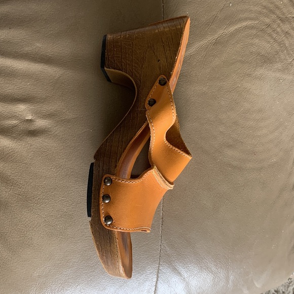 Gorgeous Elle Clog. - Picture 2 of 4